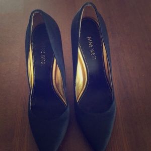 Black pointy toe pump heels